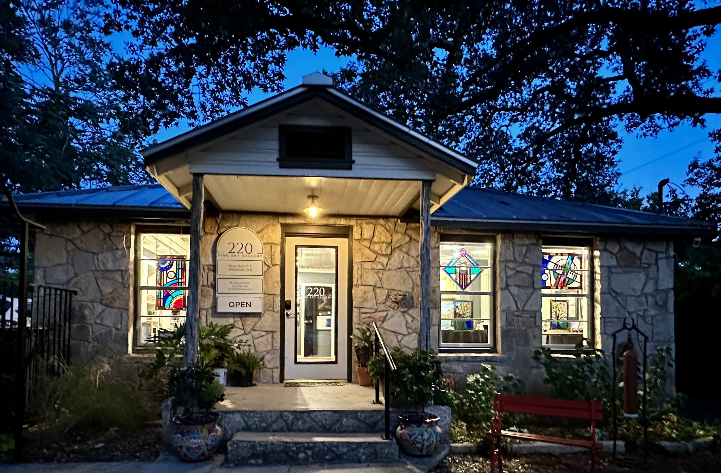 places to stay near downtown square